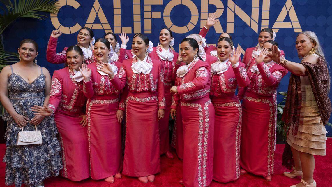 En la alfombra roja del Salón de la Fama de California, héroes honrados por el estado reflexionan sobre la caída de César Chávez.