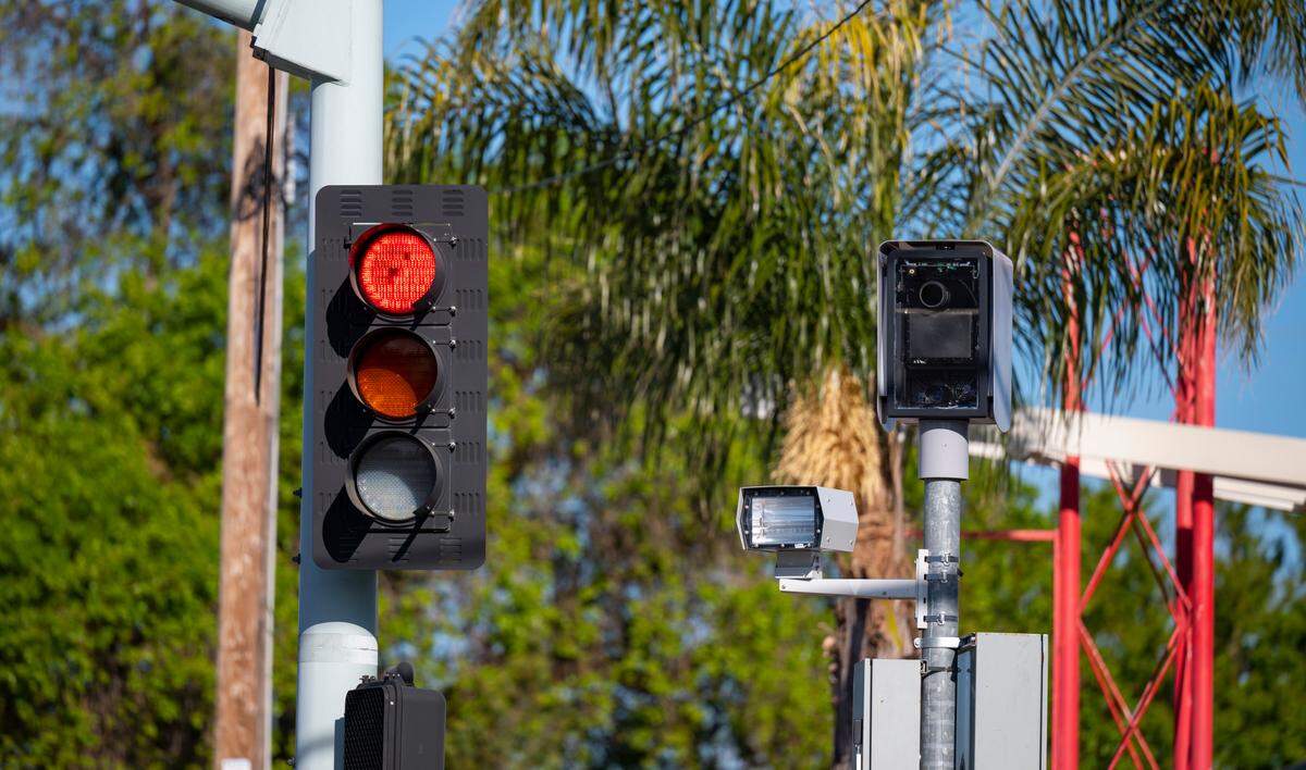 A red light camera monitors an intersection on Broadway in Sacramento on April 20, 2023.
