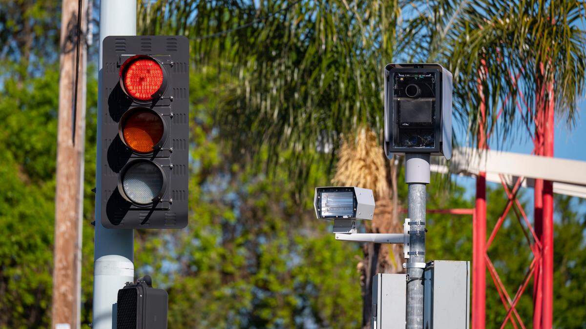 A red light camera monitors the intersection at Broadway and 21st Street in Sacramento.
