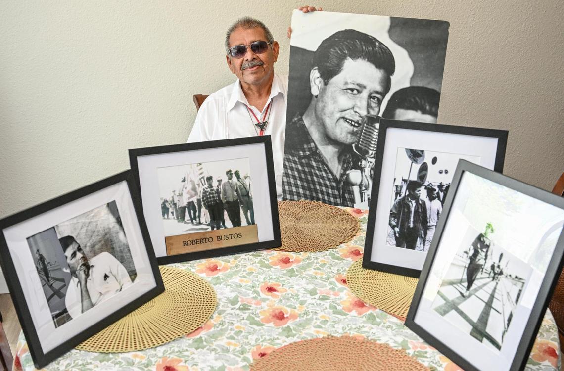 Roberto Bustos de Tulare, más conocido como "El Capitán" durante la marcha de United Farm Workers de 1966, se sienta con varias fotos de sí mismo durante la marcha y con el líder de UFW, César Chávez, en su casa el sábado.