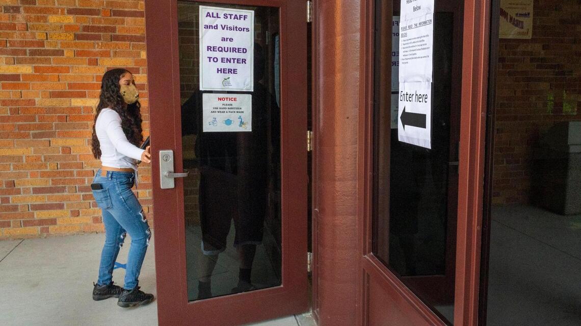 Tech issues. Labor strife. A budget crisis. Sacramento school district starts a difficult year