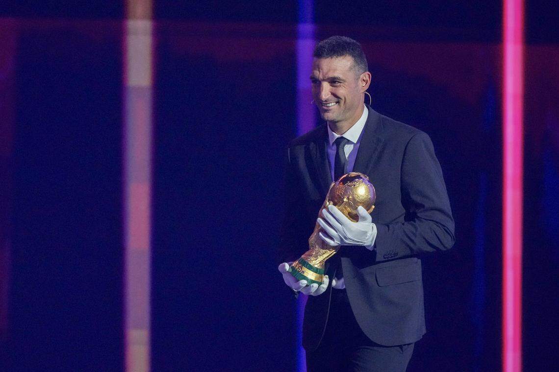 El entrenador de Argentina, Lionel Scaloni, lleva el Trofeo del World Cup al escenario antes del sorteo para el World Cup 2026 en el Kennedy Center, en Washington, D.C., el viernes. Los campeones defensores fueron ubicados en Grupo J.