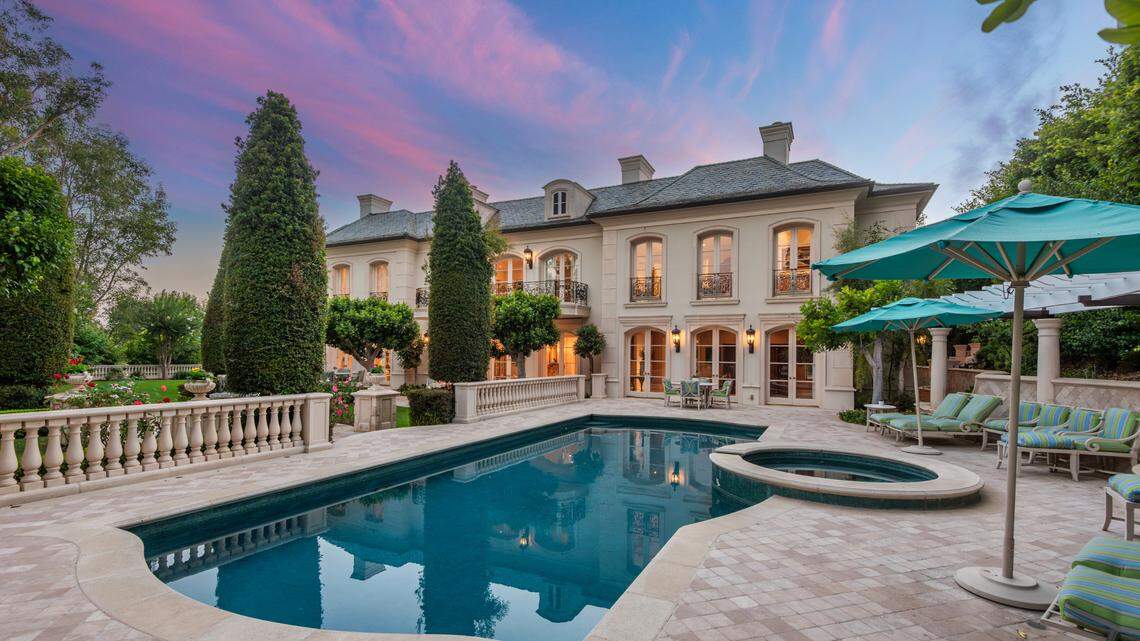 Mansion for sale above Sunset Blvd in California will steal your breath. Take a look