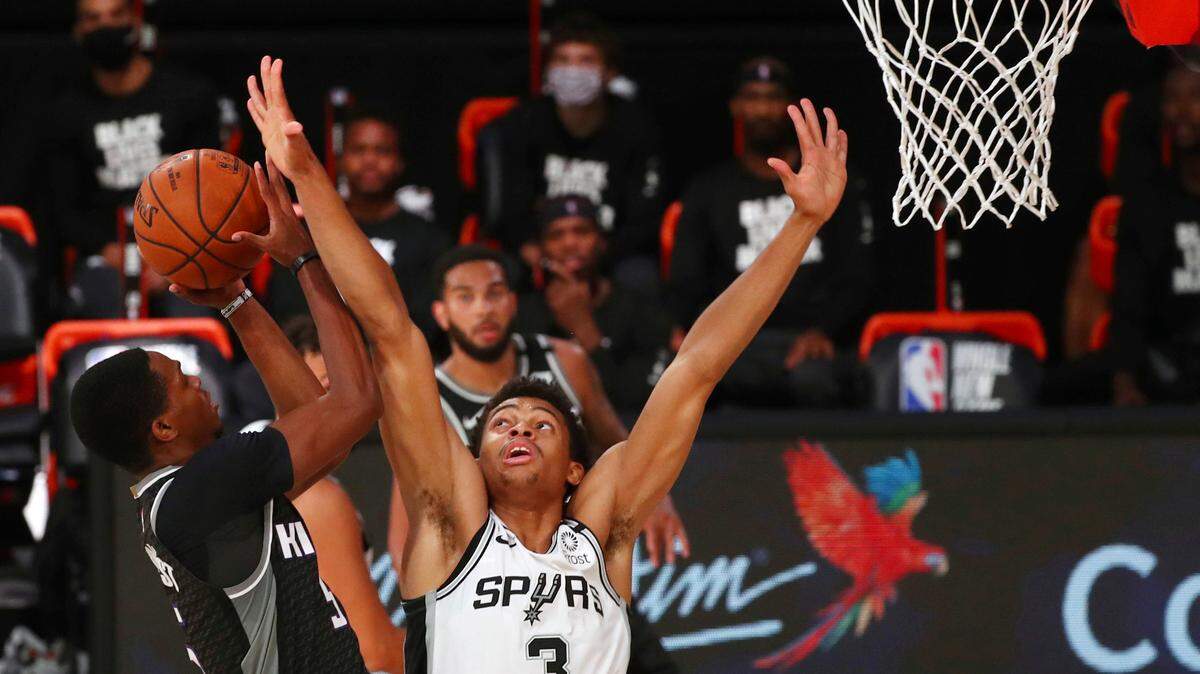 Sacramento Kings guard De’Aaron Fox makes a shot over San Antonio Spurs forward Keldon Johnson on Friday.