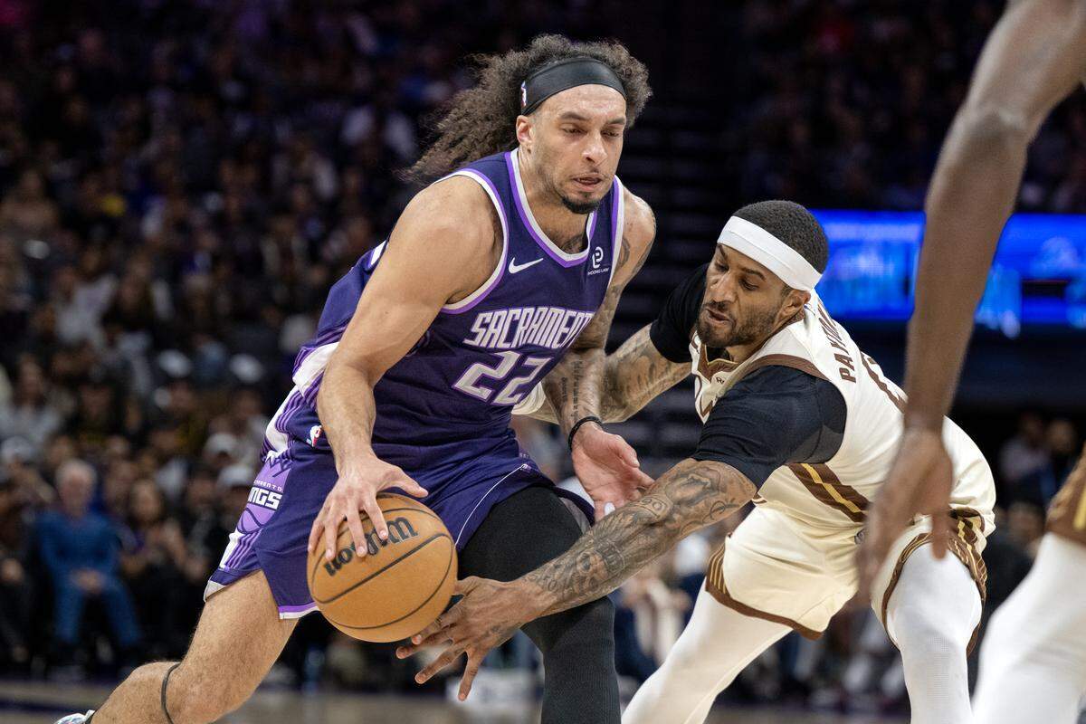 Golden State Warriors guard Gary Payton II (0) knocks the ball away from Sacramento Kings guard Devin Carter (22) in the second half on Friday at Golden 1 Center.