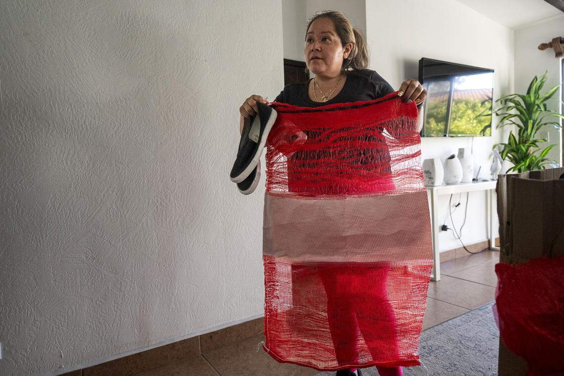 Mientras estaba en una casa en Rosarito, México, el domingo 29 de marzo de 2026, María de Jesús Estrada Juárez sostiene la bolsa en la que colocaron sus pertenencias y un par de zapatos que le dieron después de que la detuvieran en su cita de inmigración en Sacramento. “Me dieron esto a cambio de mi vida,” dijo Estrada.