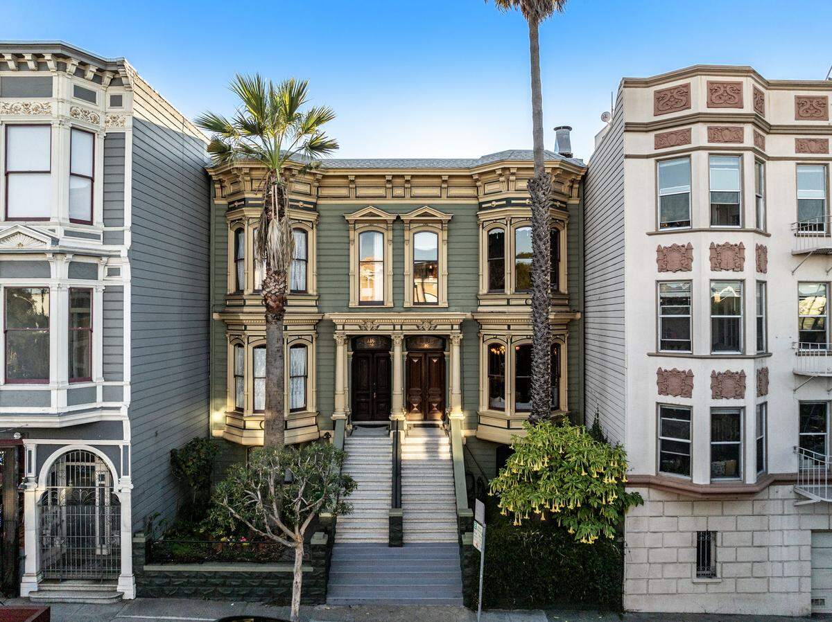 A meticulously restored San Francisco Victorian townhouse is true to the original inside.