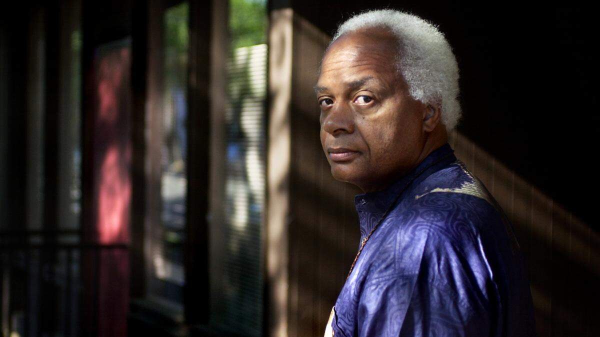 David Covin, then-director of Sacramento State’s Pan African Studies program, visits the Women’s Civic Improvement Community Center in Oak Park in 2003, a few days before convening his first Congress of African Peoples. An on-campus memorial service will celebrate his life on Oct. 7.