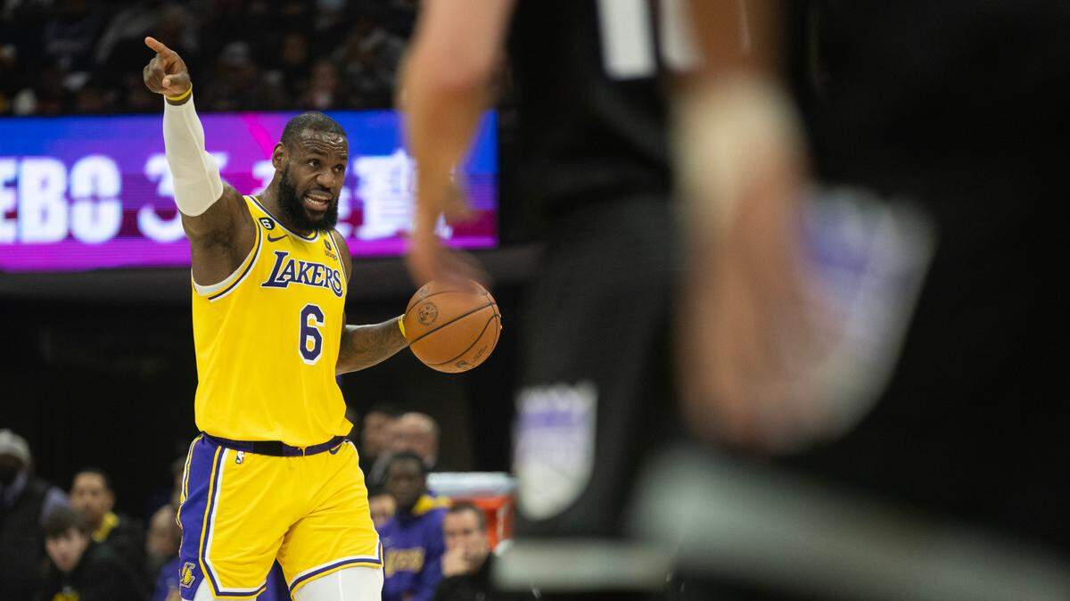 Los Angeles Lakers forward LeBron James (6) gestures to teammates in the first half during a game at Golden 1 Center in Sacramento, Wednesday, Dec. 21, 2022.