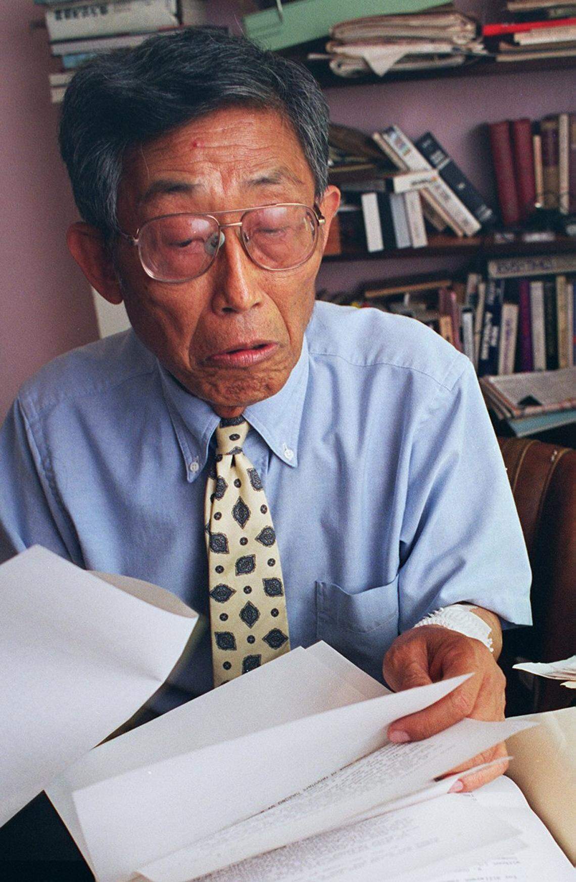 Pioneering Asian American journalist K.W. Lee sorts through papers in retirement at his Rancho Cordova home in 1994. Lee, a former investigative reporter for the Sacramento Union, was the founder of the first Korean-American English language paper and an editor for the Korea Times in Los Angeles.