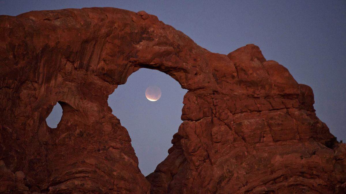 The two Southern California residents who died Friday after falling during a hike at Arches National Park in Utah were identified as Toshiaki Amimoto, 65, and Etoko Amimoto, 60, of Torrance.