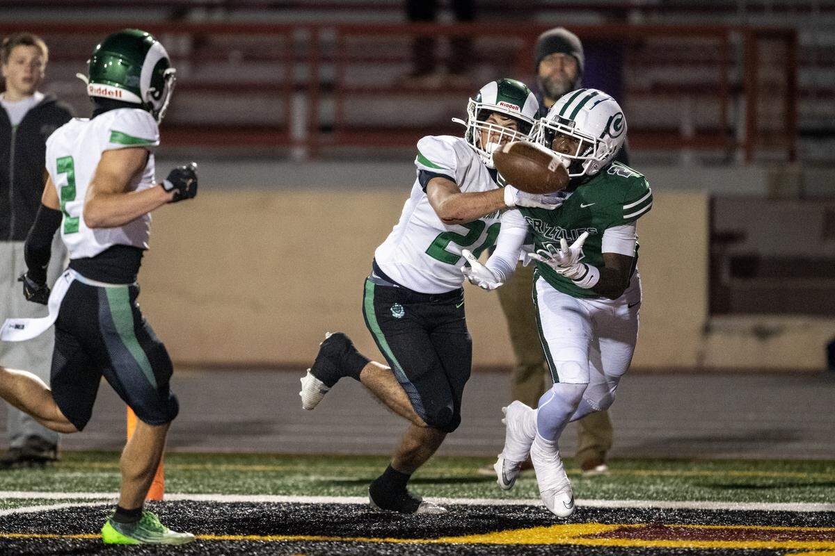 The Granite Bay Grizzlies' Darnell Turner (2) catches a touchdown pass against the St. Marys Rams in the CIF Sac-Joaquin Section Division lI football championship on Saturday. Turner will sign his letter of intent later this winter. Wednesday was the first day that players could sign, not the only day. 