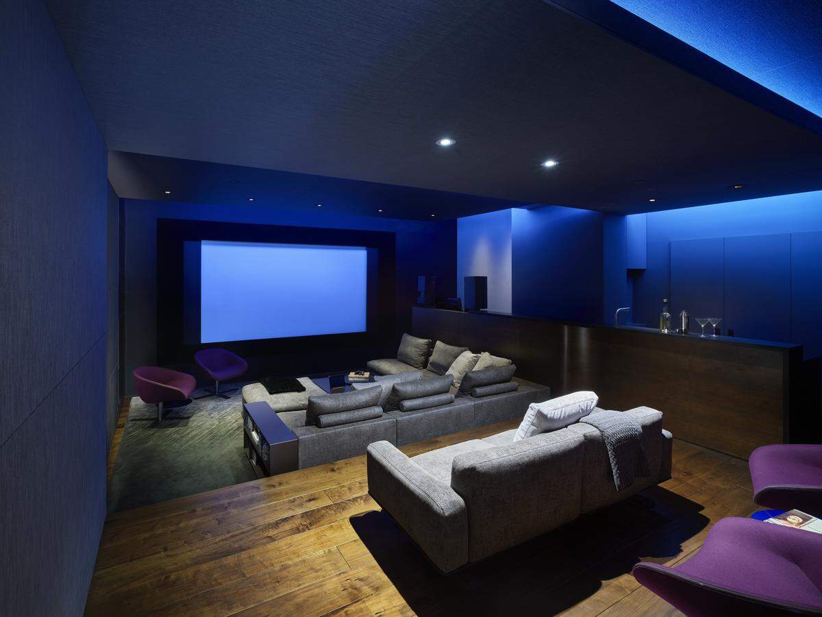 Forty feet of north-facing glass cascade down to integrate three guest suites and a K. Yates-designed theatre with kitchenette.