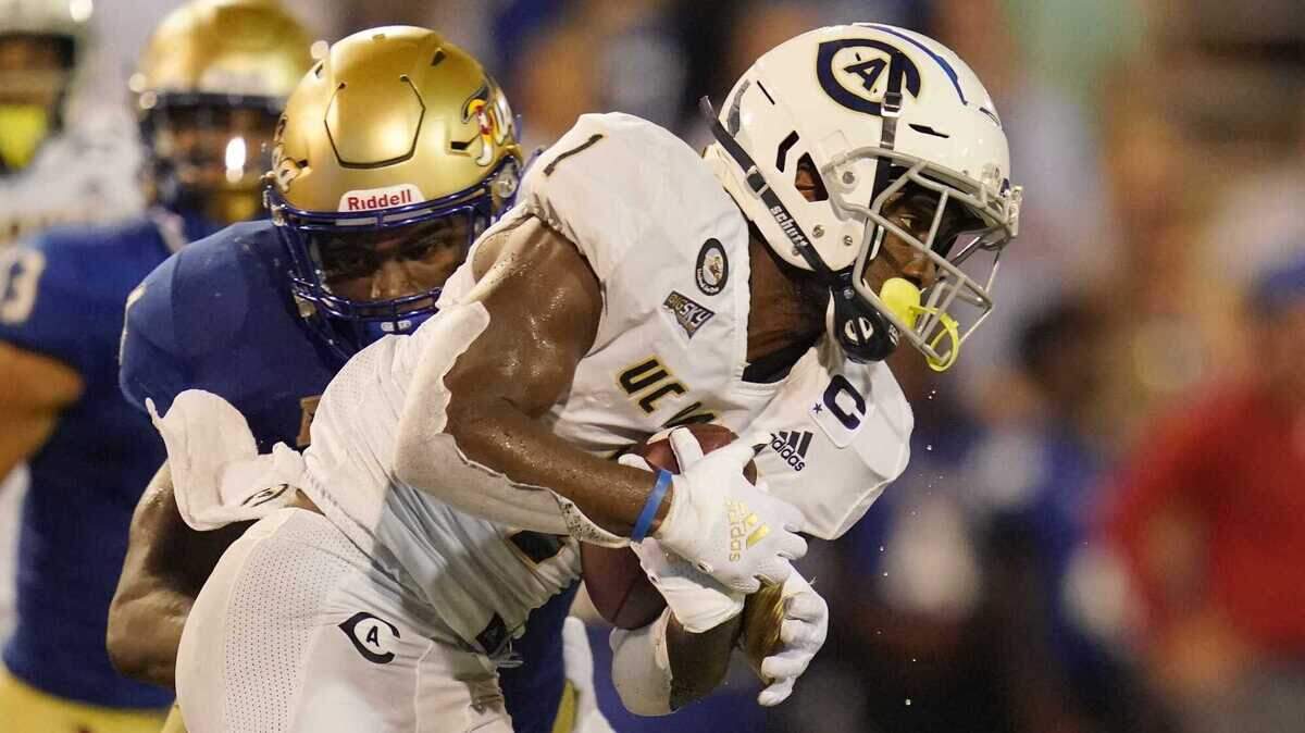 Ulonzo Gilliam, Jr., seen here in 2021 against Tulsa, helped lead UC Davis past Northern Arizona 56-27 on Saturday night.