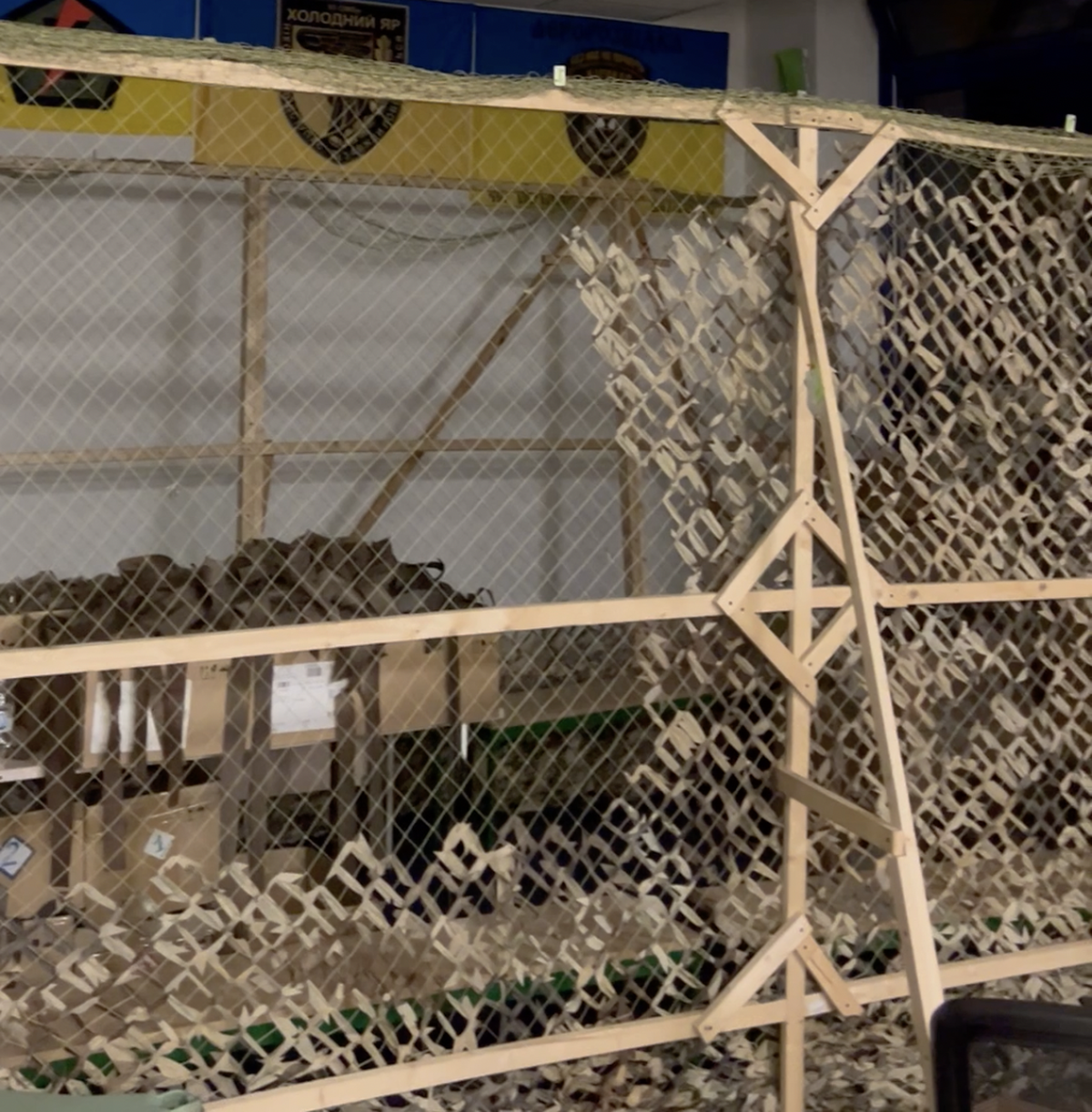 A typical camo-weaving set-up with the Pecherskiye Kotiki.