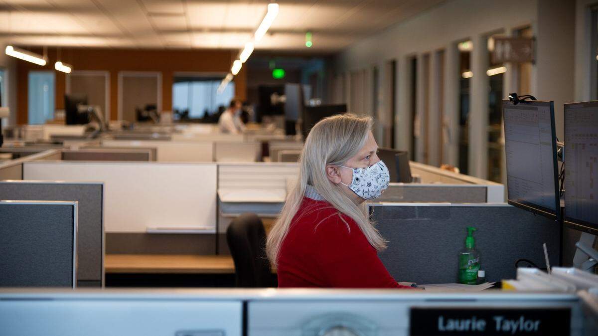 California Department of Parks and Recreation Administration Assistant Vicki Perez works inside of the new California Natural Resources Building in Sacramento in November 2021. Two California state agencies so far have announced plans to bring workers back to the office twice a week.