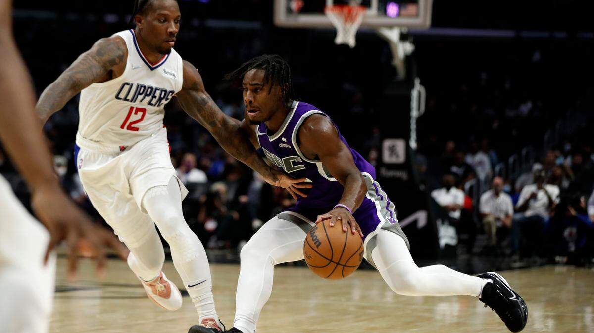 Sacoramento Kings guard Davion Mitchell, right, drives to the basket against Los Angeles Clippers guard Eric Bledsoe during the first half of a preseason NBA basketball game Wednesday, Oct. 6, 2021, in Los Angeles. (AP Photo/Alex Gallardo)