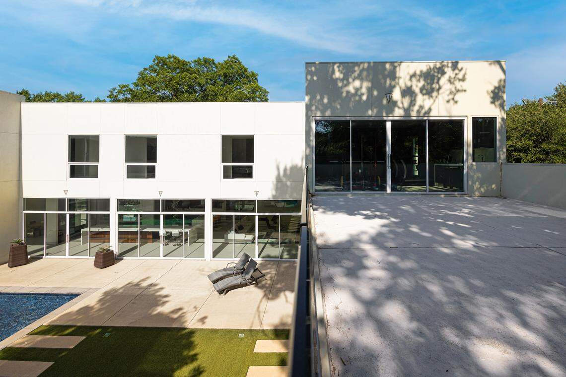 The Cantoni-Axis House, designed by Jason Kongabel and completed in 2009, embodies cutting-edge modern architecture on nearly half an acre in Dallas’ prestigious Preston Hollow neighborhood.