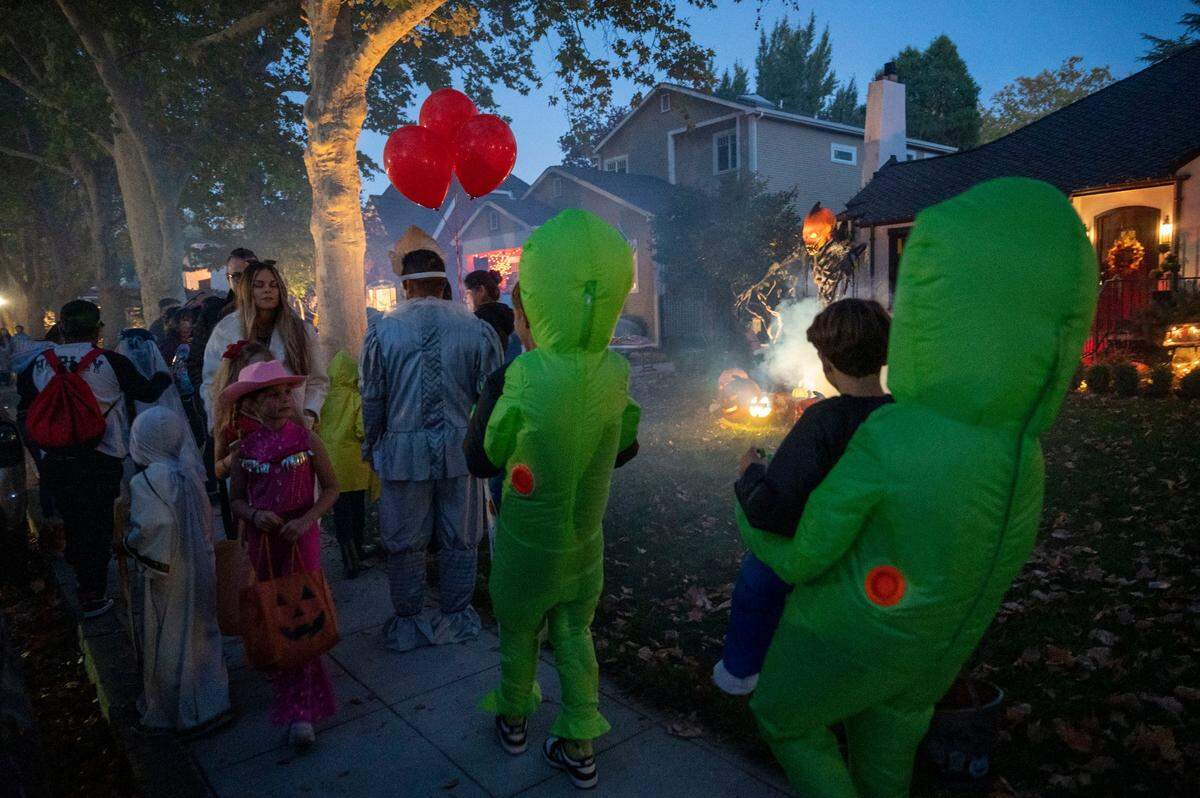 Trick or treaters flood East Sacramento’s Fab 40s in neighborhood in search of Halloween candy Tuesday, Oct. 31, 2023.