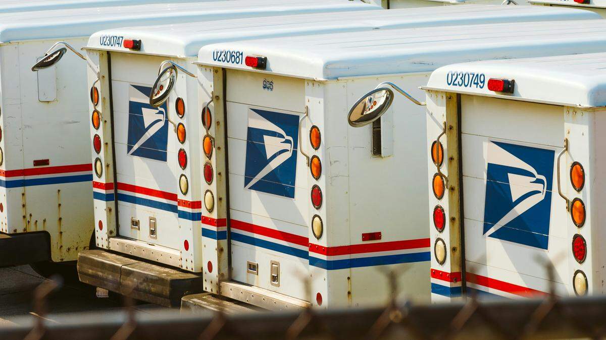 A former U.S. Postal Service employee pleaded guilty in connection with mail theft in Los Angeles County, federal prosecutors say.