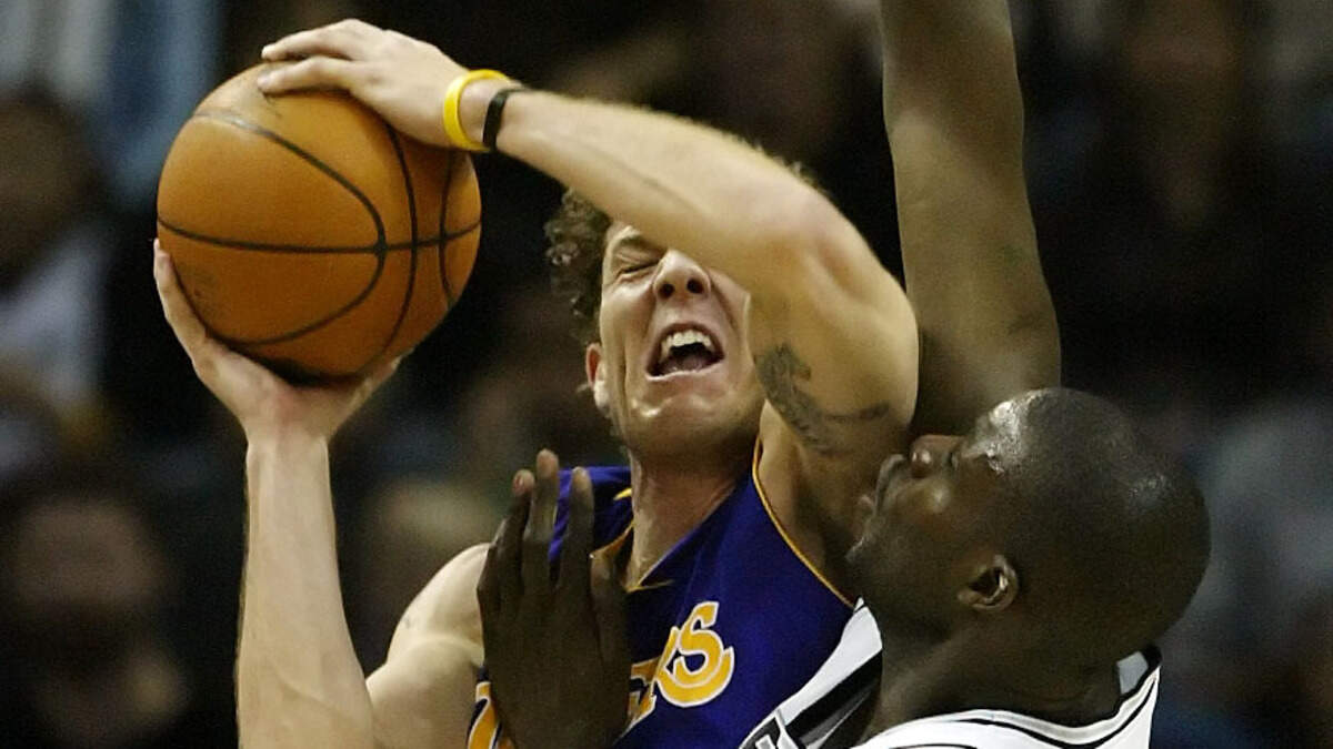 San Antonio Spurs center Nazr Mohammed (2), right, defends against Los Angeles Lakers forward Luke Walton during the second quarter in NBA basketball action in San Antonio, Friday, March 10, 2006. (AP Photo/Eric Gay)