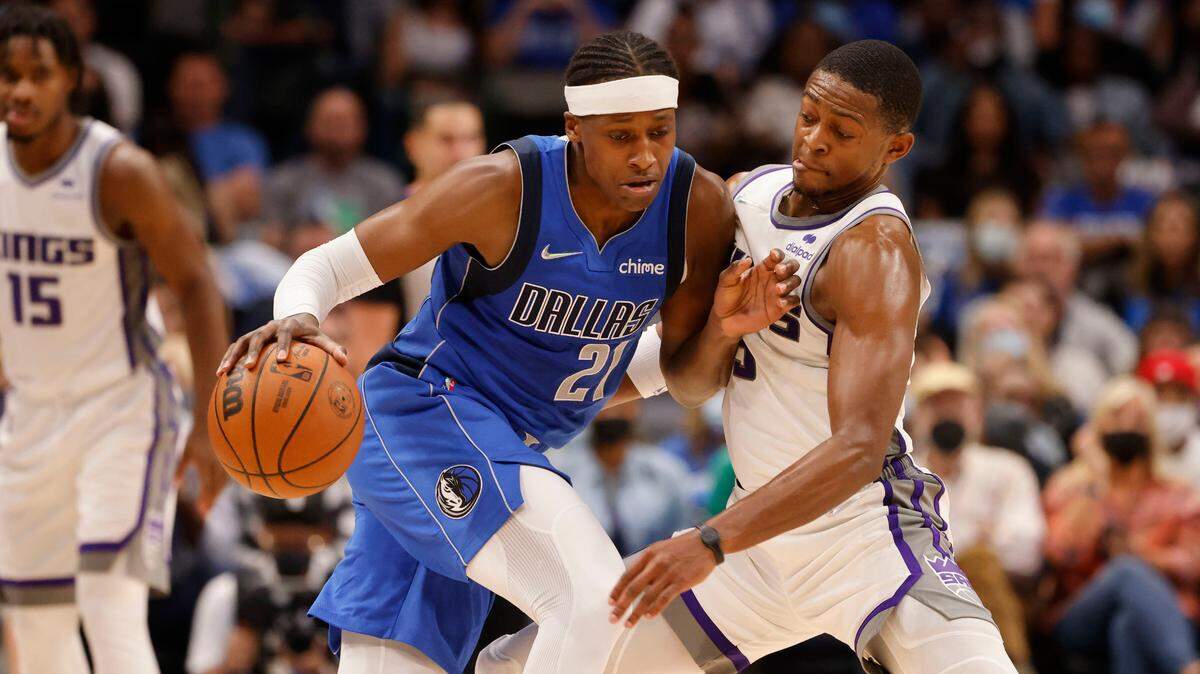 Sacramento Kings guard De’Aaron Fox, right, defends against Dallas Mavericks guard Frank Ntilikina (21) defends during the second half of an NBA basketball game in Dallas, Sunday, Oct. 31, 2021. (AP Photo/Michael Ainsworth)