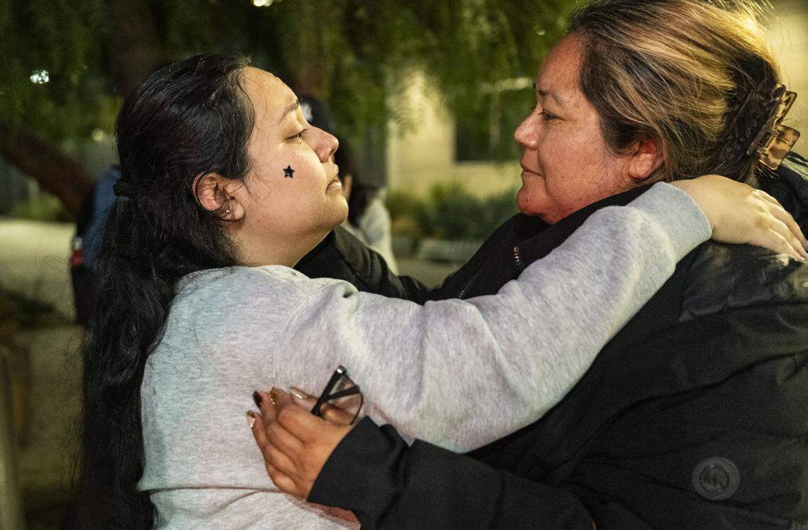 Damaris Bello, a la izquierda, abraza a su madre, Maria de Jesus Estrada Juárez, después de que Estrada Juárez sale del cruce peatonal de San Ysidro el lunes 30 de marzo de 2026. Estrada Juárez regresó a Estados Unidos con un permiso humanitario tras una orden de un tribunal federal que exigía al gobierno facilitar su reingreso después de su deportación en febrero.