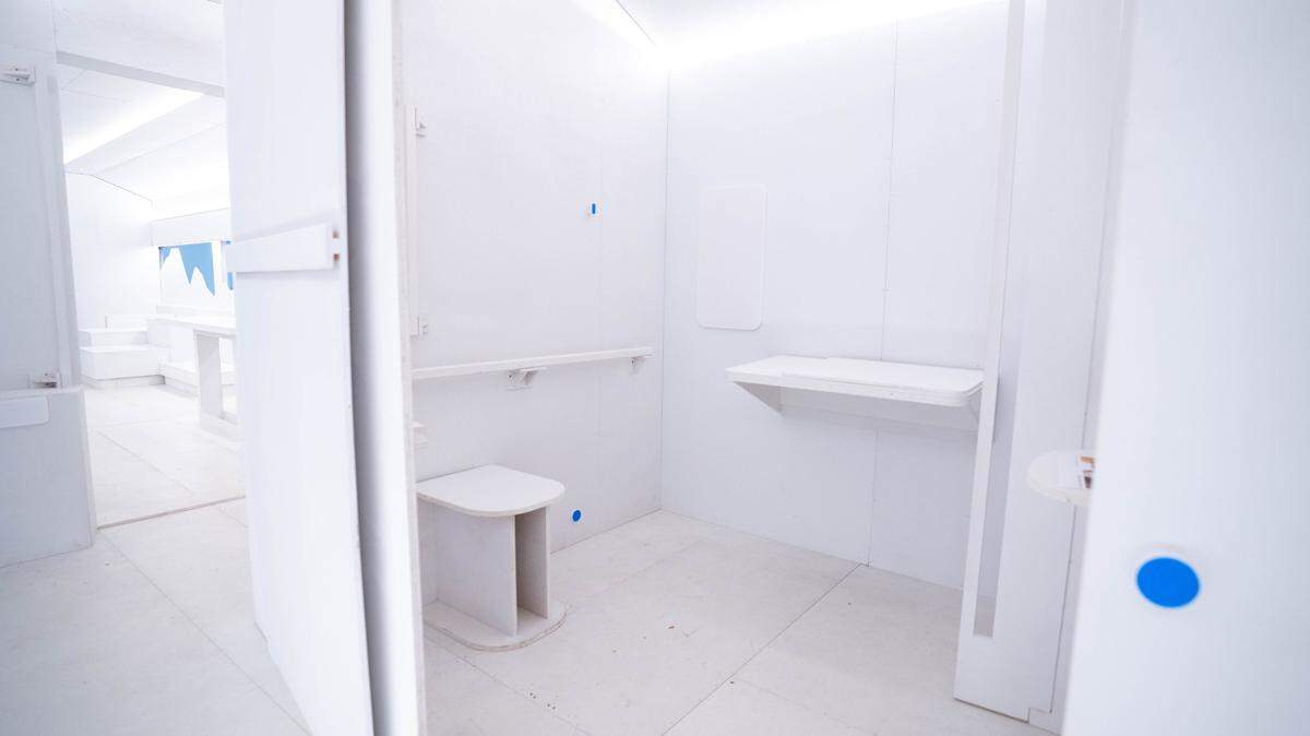 El baño está situado entre la zona familiar de la maqueta del tren de alta velocidad y la zona de asientos en el Cal Expo Center, el martes 23 de enero de 2024.
