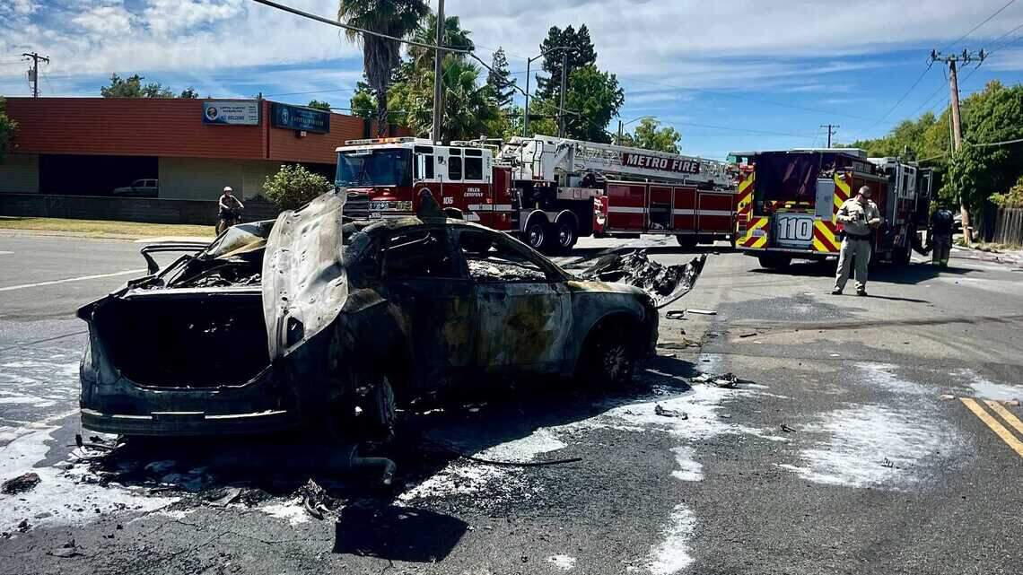 1 dead, 1 critically injured after fiery crash on El Camino Avenue in Arden Arcade