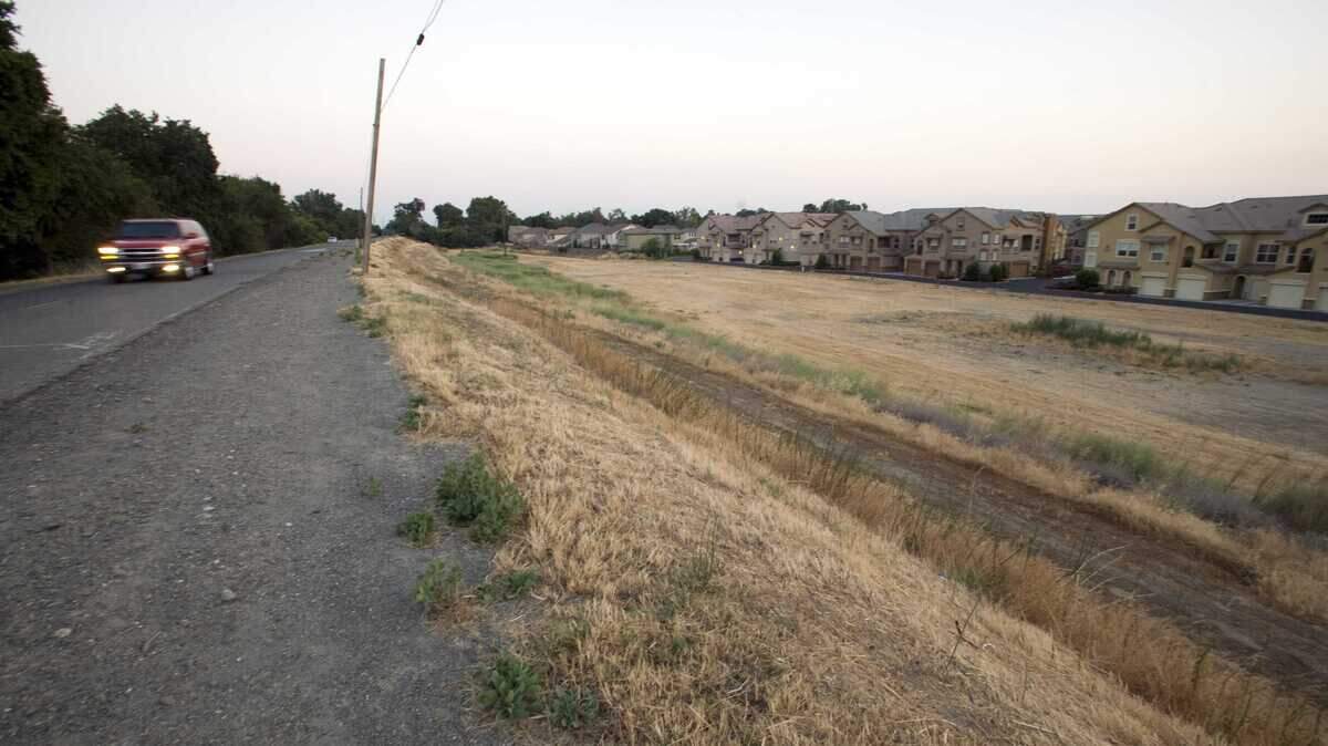 Homes in West Sacramento stand near the South River Road levee in 2008. County officials are urging drivers to use caution between West Sacramento and Freeport due to shoulder erosion.