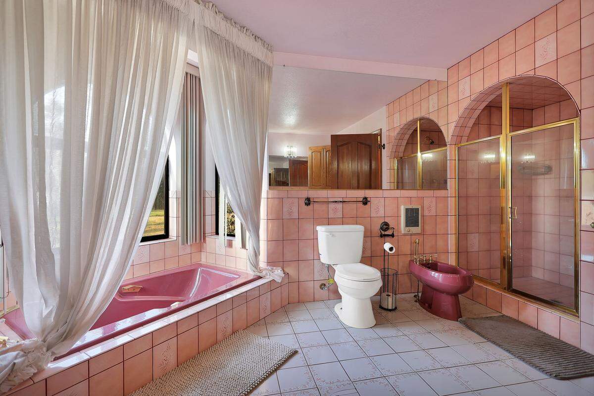 The lively colors of the primary bathroom.