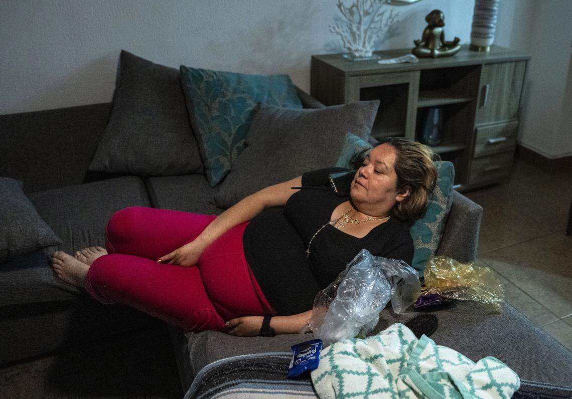 María de Jesús Estrada, una beneficiaria de DACA que fue deportada en febrero a México, habla con su madre en Puebla, México, el domingo 29 de marzo de 2026 mientras espera la confirmación de que puede regresar a su hogar en Sacramento.