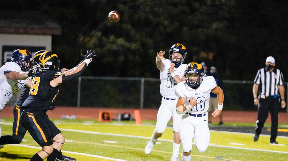 Oak Ridge quarterback Drew Cowart tosses a pass against Del Oro on Friday.