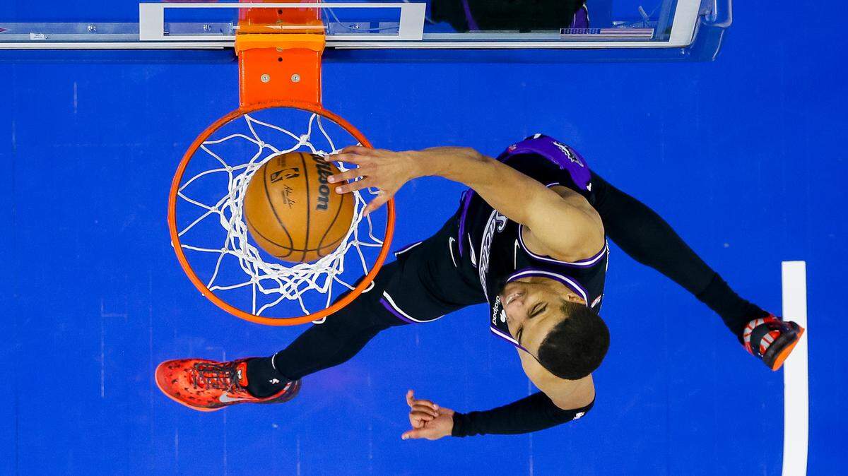 Sacramento Kings’ Tyrese Haliburton dunks the ball during the second half of an NBA basketball game against the Philadelphia 76ers, Saturday, Jan. 29, 2022, in Philadelphia. The 76ers won 103-101. (AP Photo/Chris Szagola)