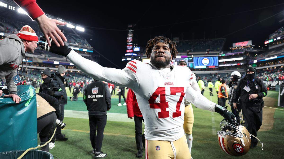 Bryce Huff of the San Francisco 49ers celebrates with fans after defeating the Philadelphia Eagles in the NFC Wild Card Playoff game at Lincoln Financial Field on Jan. 11 in Philadelphia. Huff on Thursday announced his retirement from football.