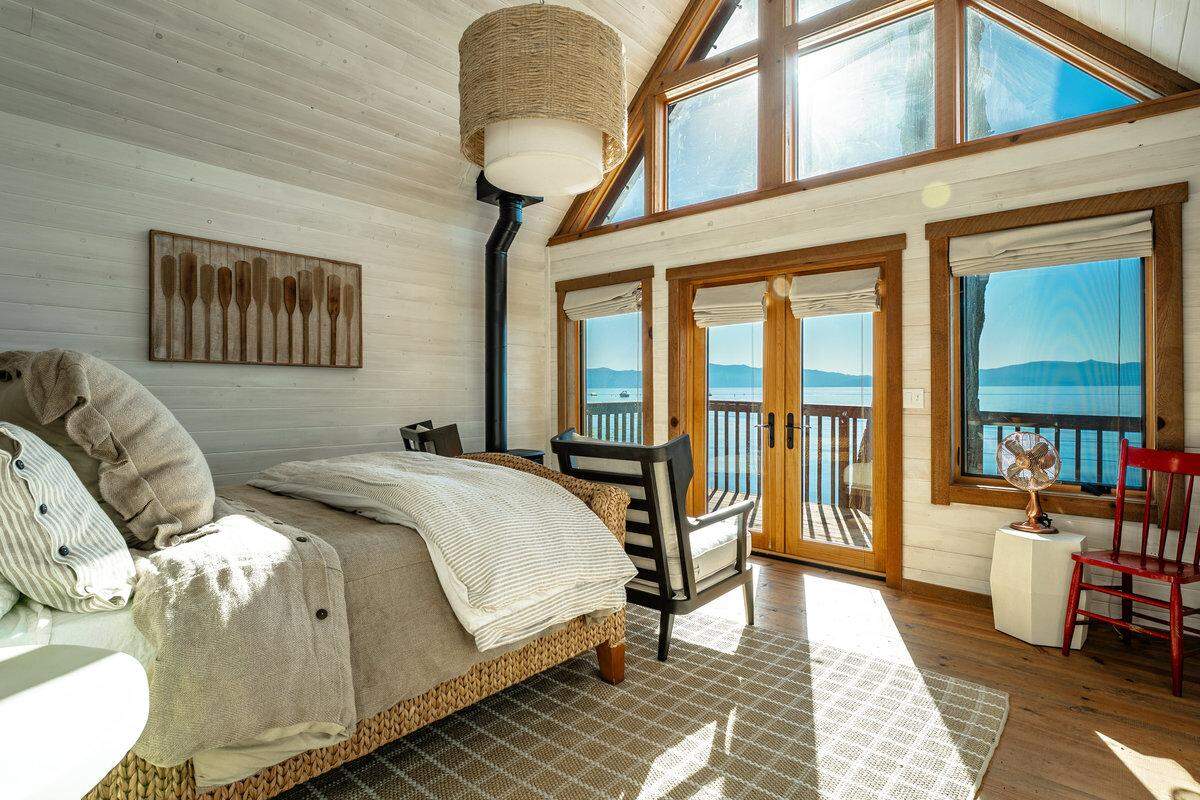 The estate totals seven bedrooms and seven bathrooms.