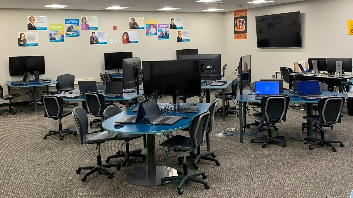 Computer science teacher Doug Lewin’s classroom at Vista Del Lago on Nov. 18, 2022. Lewin said he has a “pretty cool classroom” because its set up allows students to learn by helping each other and working together to figure out problems. Sometimes, he said, a student might come to Naysa Bhargava for assistance.