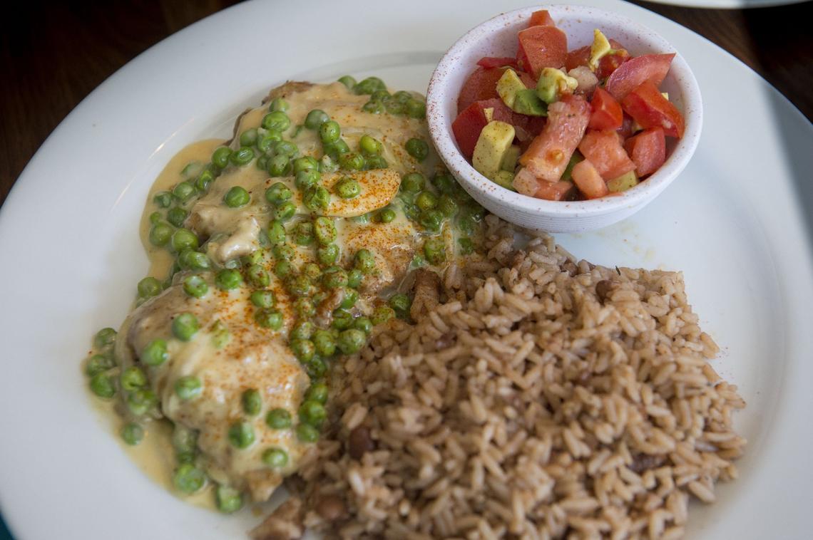 Poulet blanchi, gently stewed in a cream sauce with sweet peas, a hint of garlic and onions.
