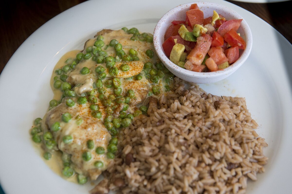 Poulet blanchi, gently stewed in a cream sauce with sweet peas, a hint of garlic and onions.
