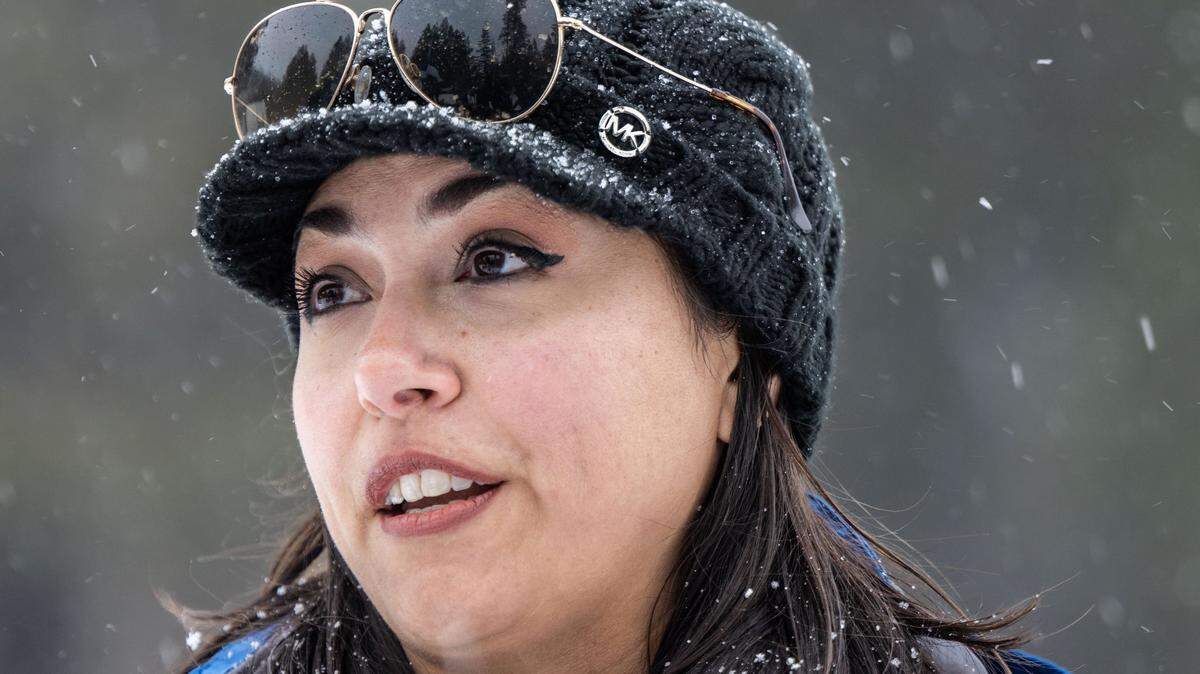Cae nieve mientras la hidrometeoróloga del Departamento de Recursos Hídricos de California Angelique Fabbiani-Leon advierte que no se conduzca hacia la Sierra, después de que ella y sus compañeros de trabajo realizaran el jueves una medición mensual sobre la nieve. El Servicio Meteorológico Nacional ha emitido un aviso de ventisca.