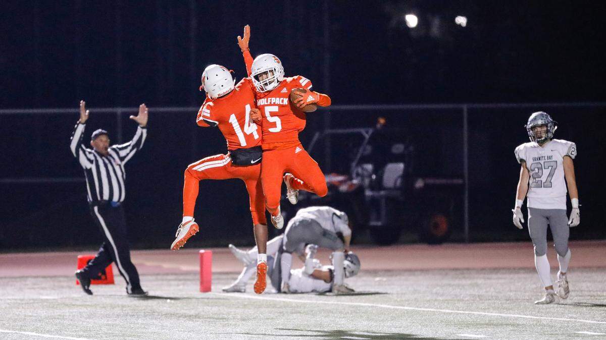 Jaden Ramos, right, celebrates his fourth-quarter touchdown with Austin Taylor during Cosumnes Oaks’ 31-20 win over Granite Bay on Friday.