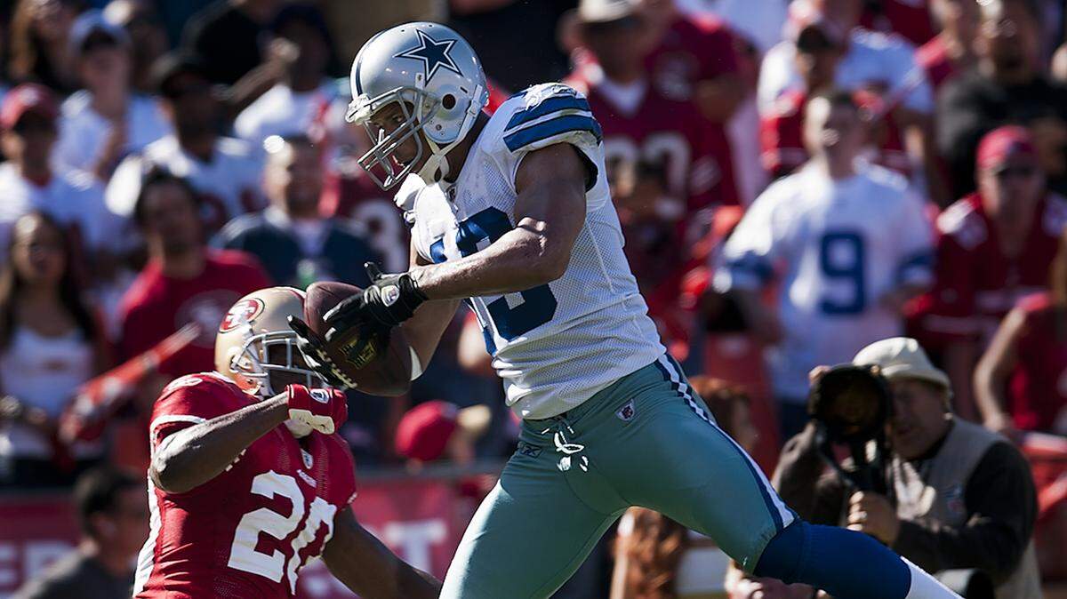 Dallas Cowboys wide receiver Miles Austin, diving for the end zone against San Francisco in the 2011 season, is joining the 49ers’ staff as an offensive quality-control coach.