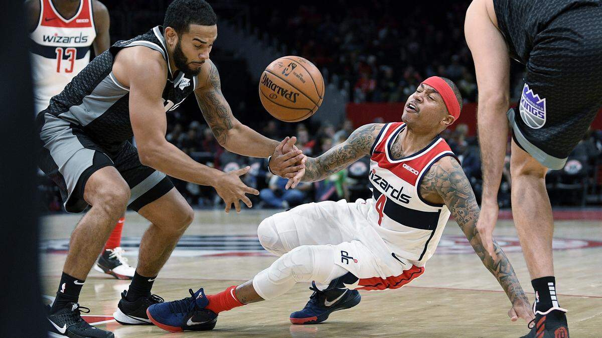 Washington’s Isaiah Thomas and Sacramento’s Cory Joseph battle for the ball during the Kings’ 113-106 win Sunday night.