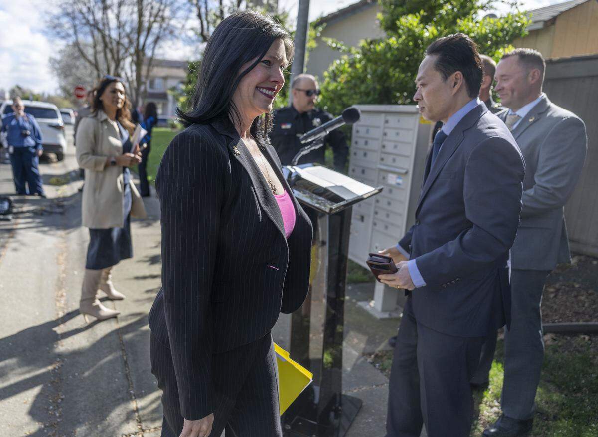 Sacramento City Councilmember Lisa Kaplan joins area leaders and community members in North Natomas as they announce a Sacramento Mail Theft Task Force on  March 2. Recently, Kaplan has opposed a homeless shelter in her district.