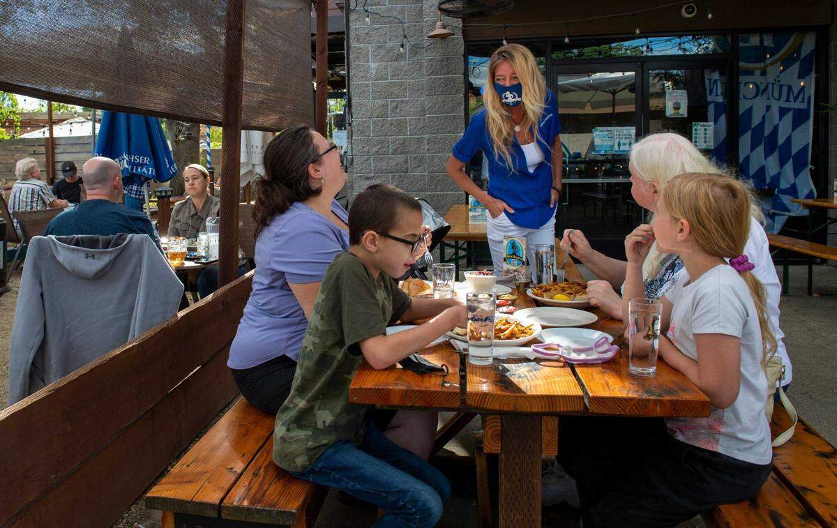 Kathrin Grosse, owner of Kathrin’s Biergarten in Rocklin, talks with the Satfield family of Carmichael, who were enjoying their first time at the German restaurant in 2021.