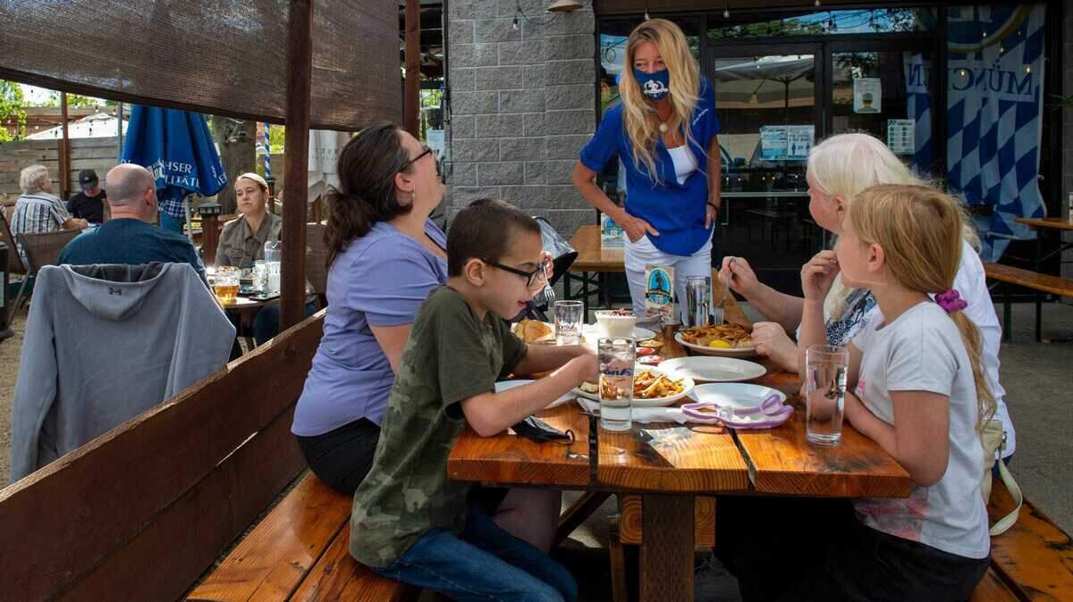 Kathrin Grosse, owner of Kathrin’s Biergarten in Rocklin, talks with the Satfield family of Carmichael, who were enjoying their first time at the German restaurant in 2021.
