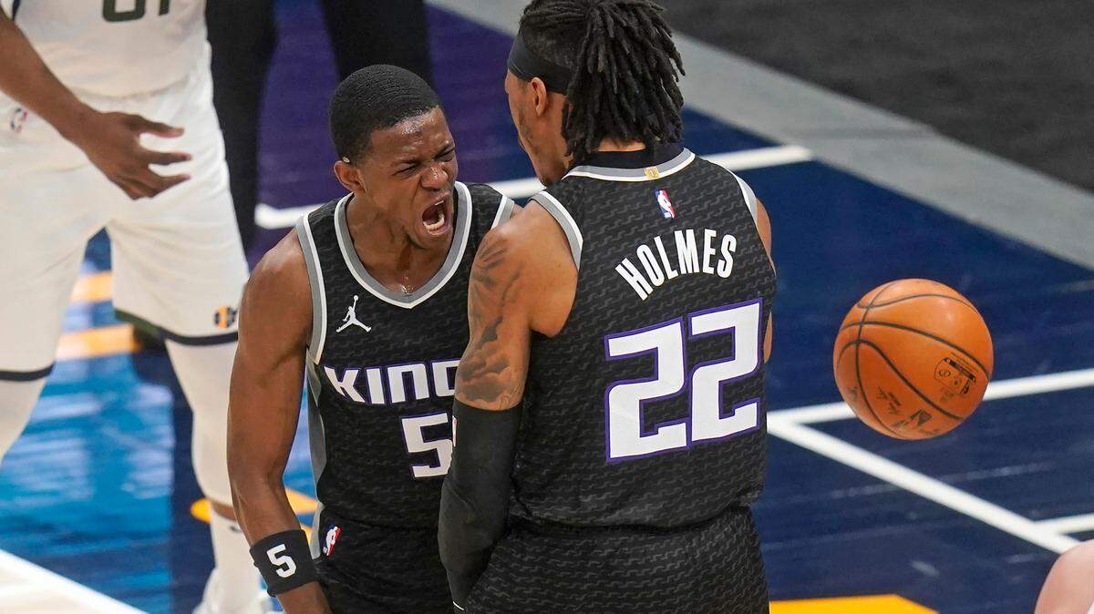 Sacramento Kings’ De’Aaron Fox (5) celebrates with Richaun Holmes (22) after dunking against the Utah Jazz during the second half of an NBA basketball game Saturday, April 10, 2021, in in Salt Lake City. (AP Photo/Rick Bowmer)