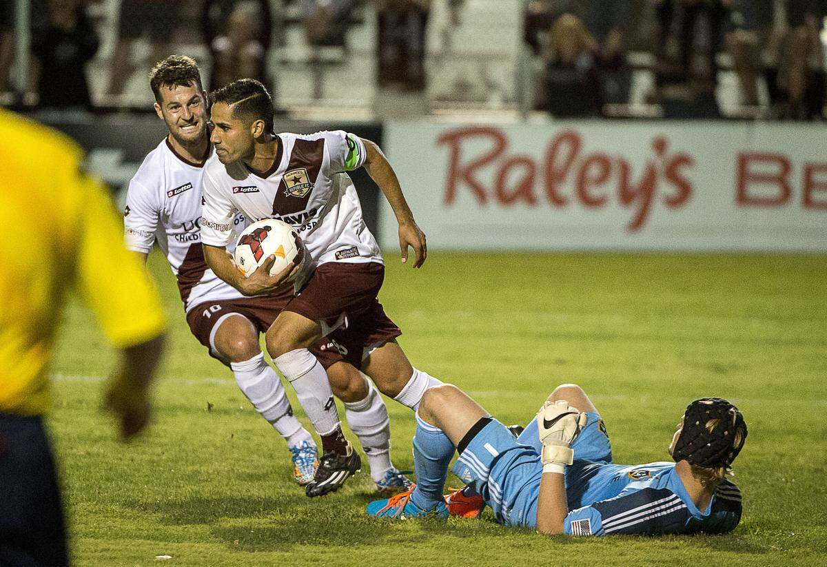 Sacramento Republic FC’s Rodrigo López (8) celebra un gol de penal durante la segunda mitad mientras Republic FC venció a LA Galaxy II en la segunda ronda de los playoffs de la USL en Bonney Field en 2014. López anunció que se retirará después de la temporada 2025.
