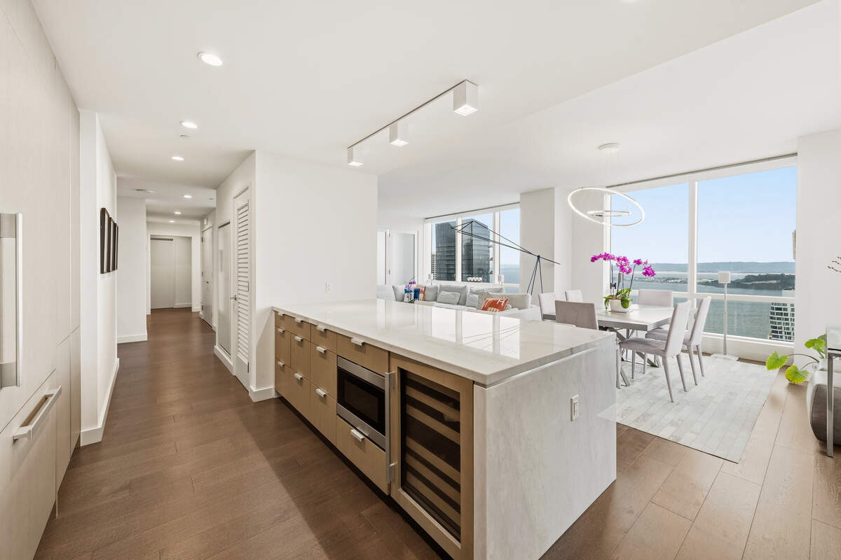 The Avery’s Unit 4701 has an open gourmet kitchen with breakfast bar that flows seamlessly into the great room.