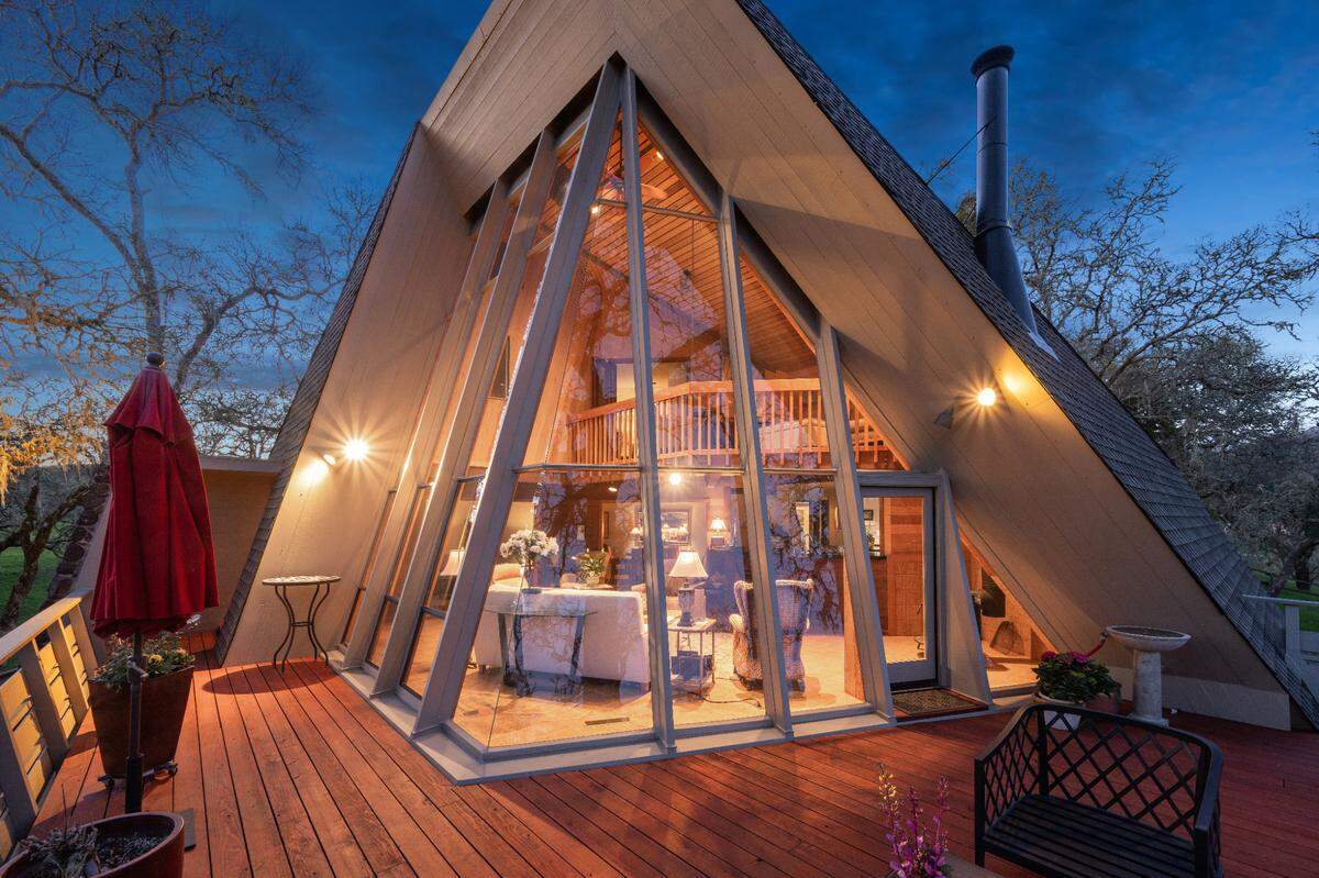 The centerpiece element of the residence are the light-filled double living areas with soaring ceilings framed by expansive walls of glass.